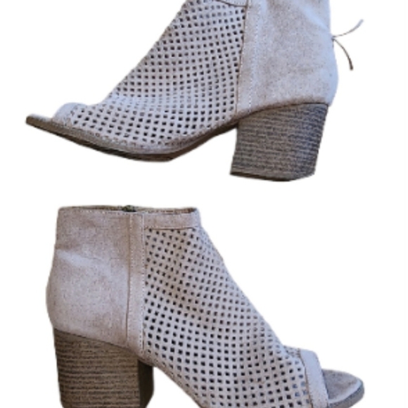 Qupid Core-18 Preforated Ankle Booties Size 8 Beige Taupe Block Heel Tassel Chic - Picture 2 of 6